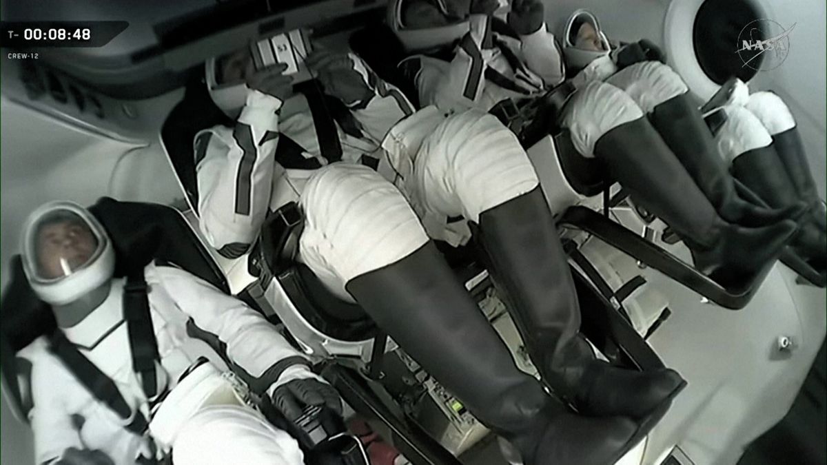 Crew Dragon s novou posádkou míří k ISS. Na stanici jsou kvůli lednové evakuaci jen tři lidé