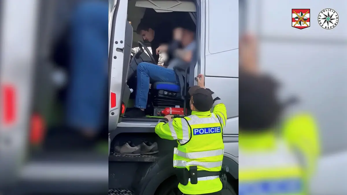 Je opilý, hlásili svědci. Řidiči kamionu na Břeclavsku šlo zatím po kolapsu o život