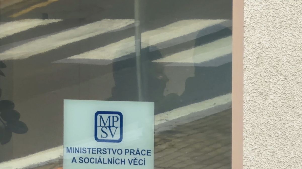 Policie během razie kvůli osvědčení revizních techniků zajistila peníze a počítače