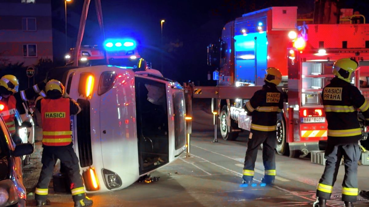 Porsche se po nehodě v Praze převrátilo na bok