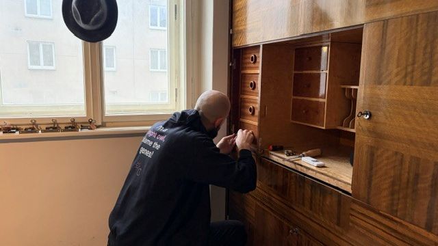 Studenti pomohli vrátit život vzácnému funkcionalistickému nábytku po židovské rodině