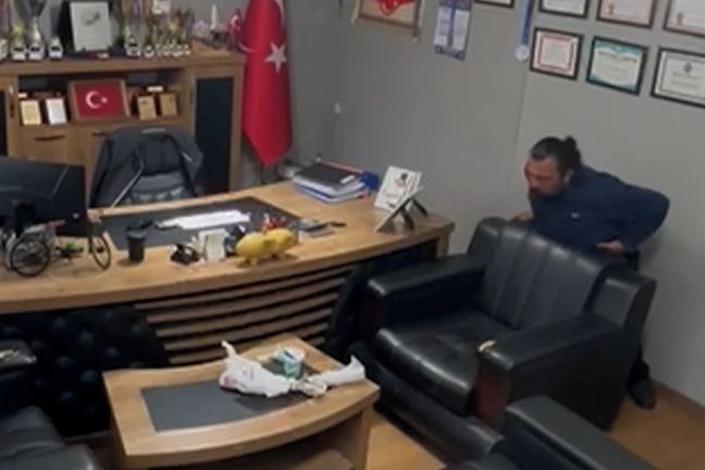 Dusící se Turek poskytl sám sobě Heimlichův manévr