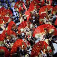 Závěr vystoupení Beija-Flor de Nilópolis působil kolektivní rituál.