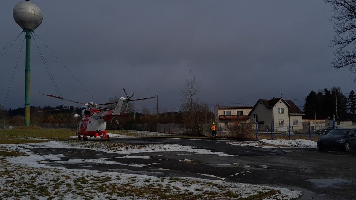 Muž ve firmě na Tachovsku spadl z pětimetrové výšky a zůstal zaklíněný pod dopravníkem