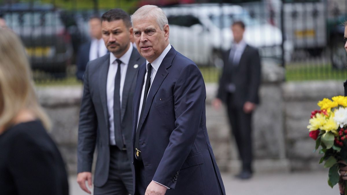 Bývalý princ Andrew posílal Epsteinovi vánoční přání s fotografiemi svých dcer