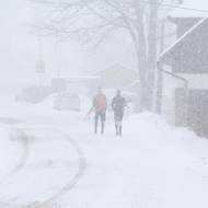 Když udeří nefalšovaná chumelenice, je lepší se i s běžkami schovat do tepla hospody. Snímek je z Fryšavy.