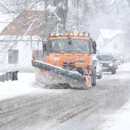 Silničáři mají v letošní zimě spoustu výjezdů. Snímek sypače je z Křižánek.