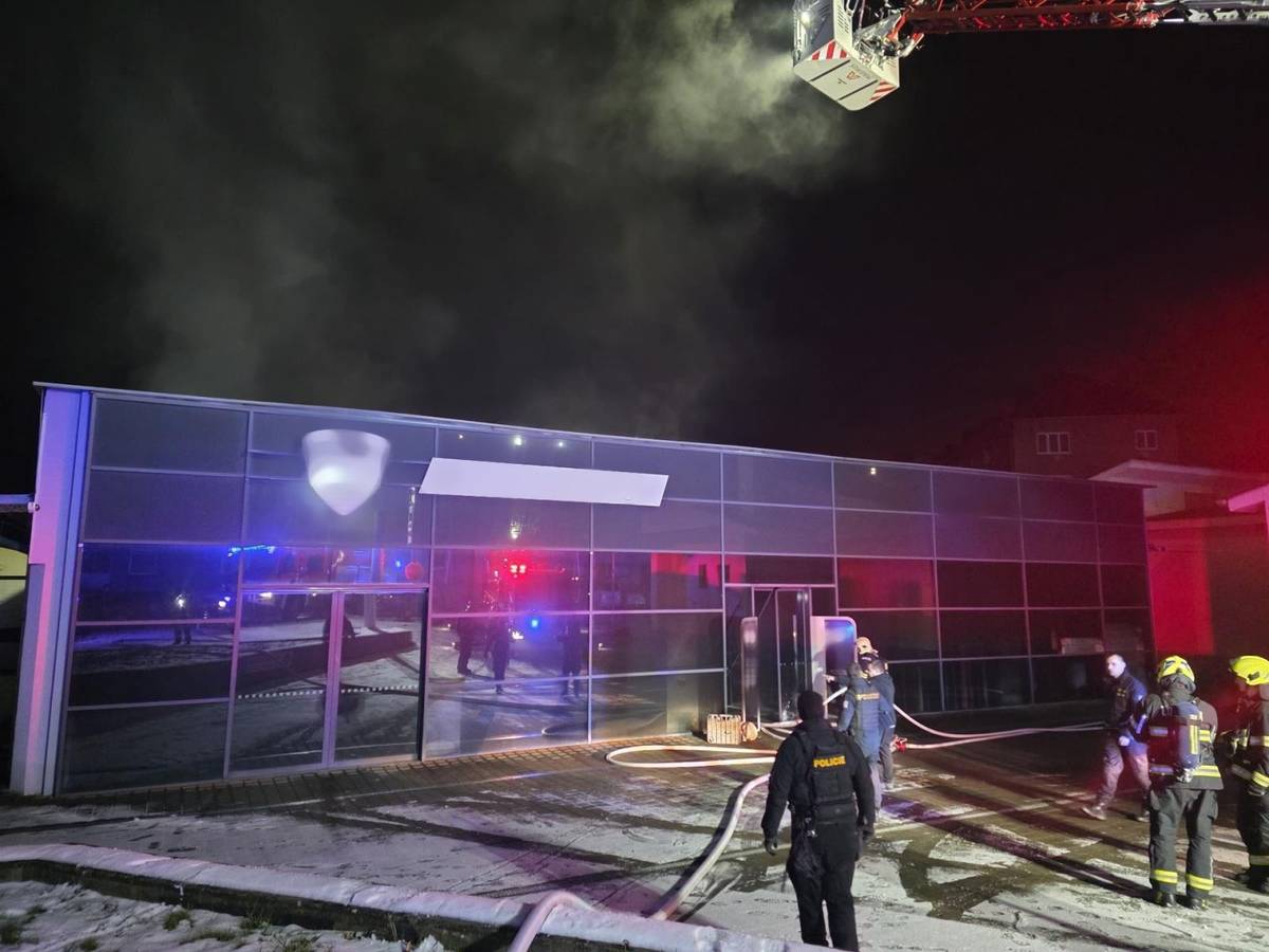 Hořet začalo necelou hodinu před půlnocí.