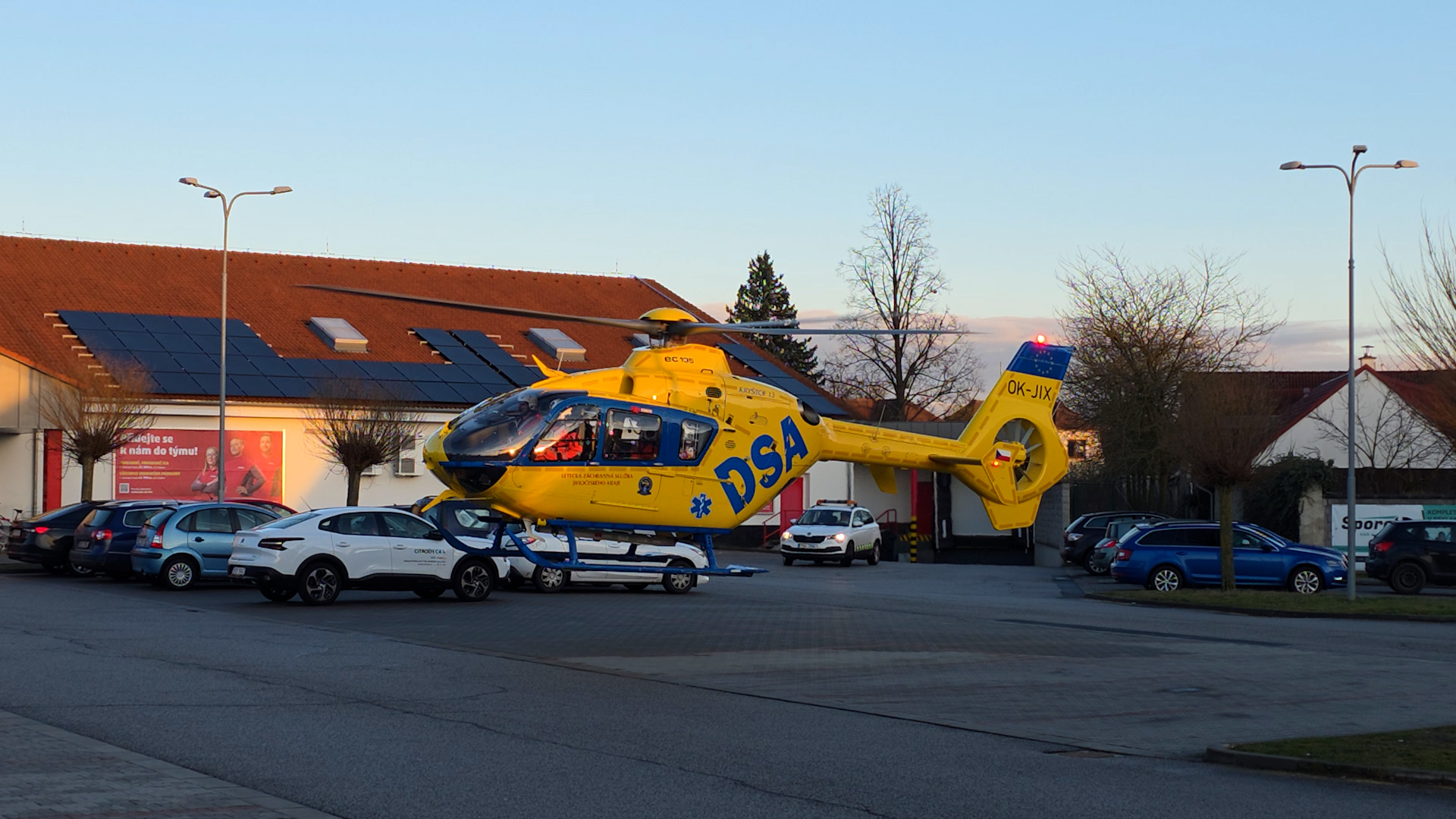 Muž ve Veselí nad Lužnicí zemřel po pádu z lešení
