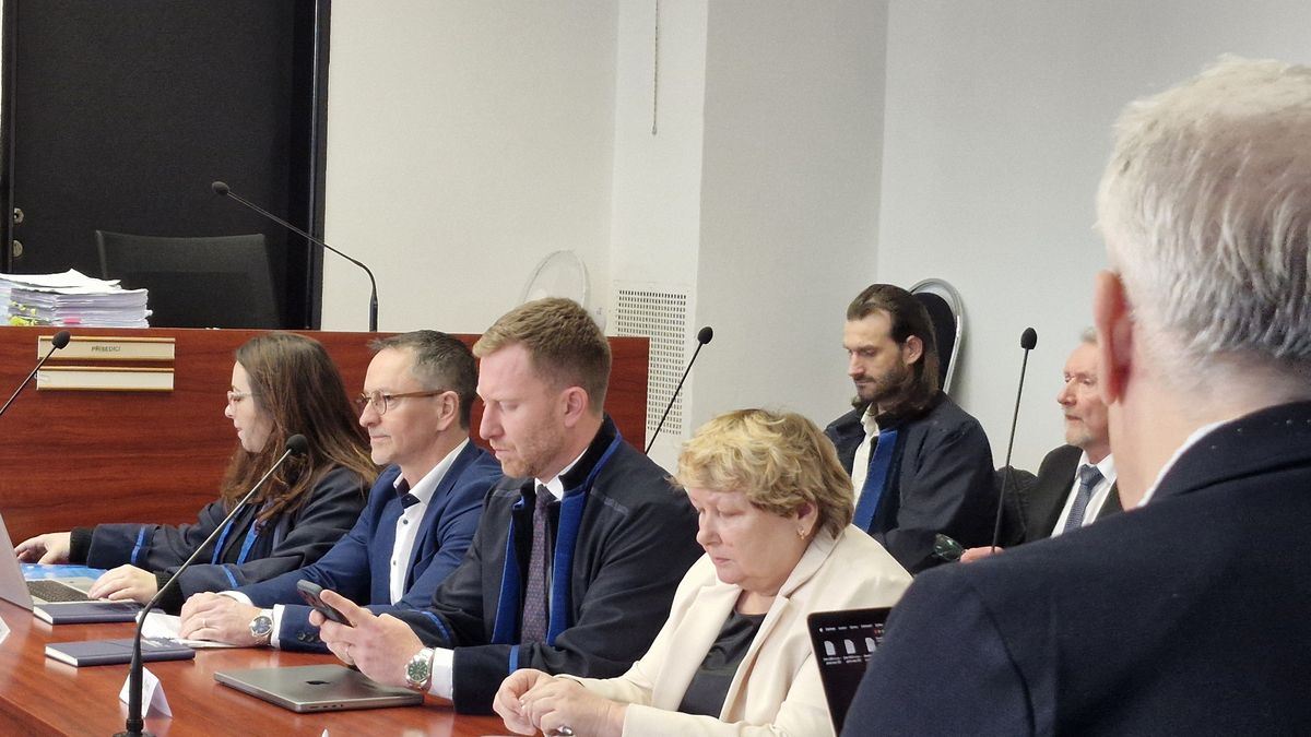 Jsem nevinný, tvrdí exprimátor Pardubic o kauze zakázky na parkování