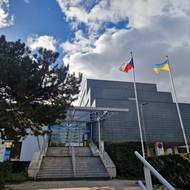 Vlajka Ukrajiny je vidět i před budovou Kanceláře veřejného ochránce práv