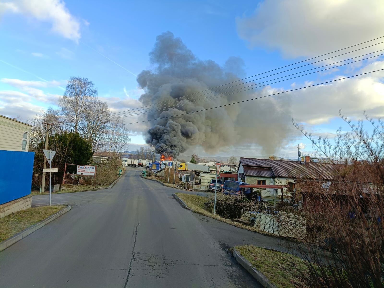 Požár v areálu vrakoviště na Sokolovsku. Muž utrpěl popáleniny dolních končetin 