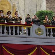 Na tribuně při vojenské přehlídce si ale zaslouží pozornost i dívka po Kim Čong-unově pravici. Jde o jeho dceru a zřejmě i nástupkyni. 