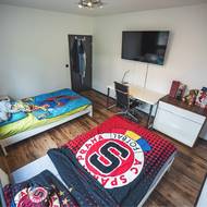 Dispozice domu byla navržena s ohledem na soužití celé rodiny i budoucí změny, kdy děti postupně opustí domov.