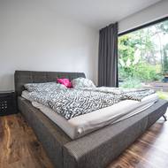 Ložnice je orientována do zahrady a lesního prostředí, což zajišťuje klid a soukromí.