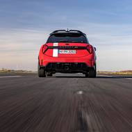 Liší se pruhem přes celé auto.