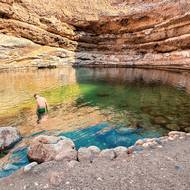 V ranních hodinách je závrt prakticky bez lidí. Přijdou tu nicméně vhod boty do vody, protože okolí jezírka je plné ostrých kamínků.