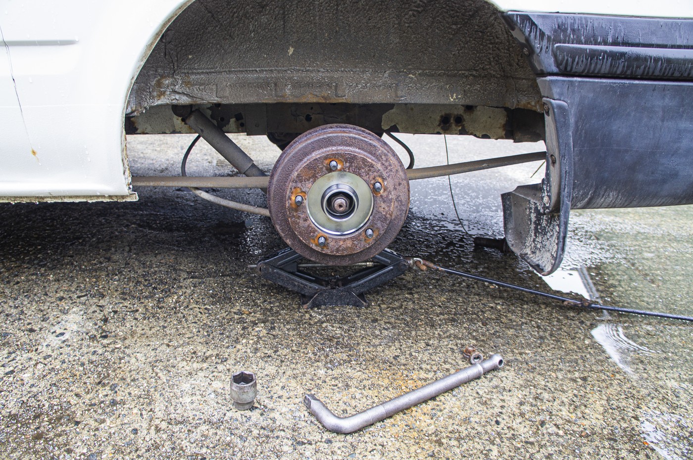 Na muže v Drnku spadlo auto, které opravoval. Vážným zraněním podlehl v nemocnici 