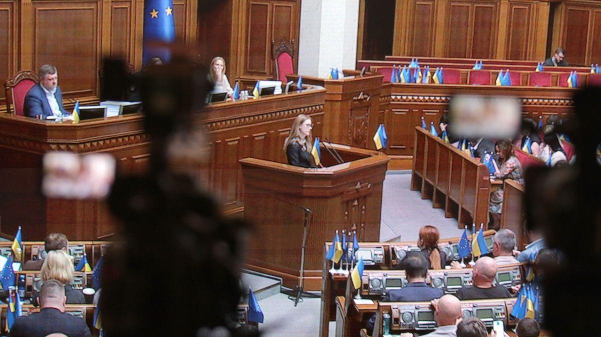 Záhada v ukrajinském parlamentu. Poslanci hromadně onemocněli