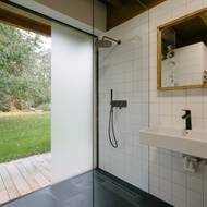 Koupelna je dostupná přes soukromé pokoje.