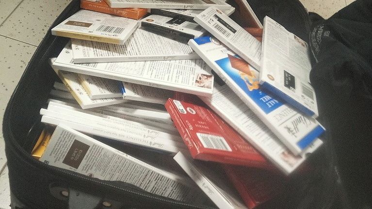 Zloděj si v Krnově nacpal kufr čokoládou, ochranka ho sledovala na kole