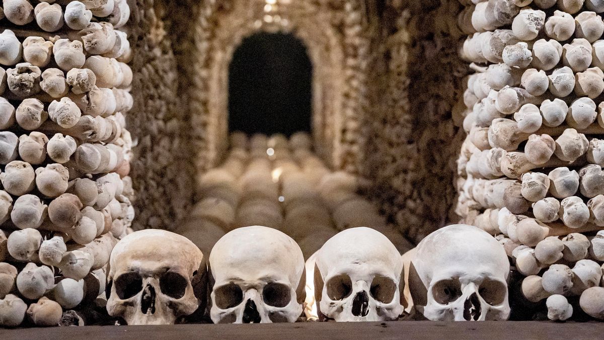 FOTO: V Kutné Hoře znovu staví pyramidu z lidských kostí