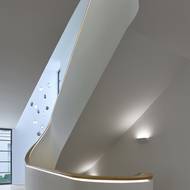 Ladné linie schodiště jsou příjemné už na pohled.