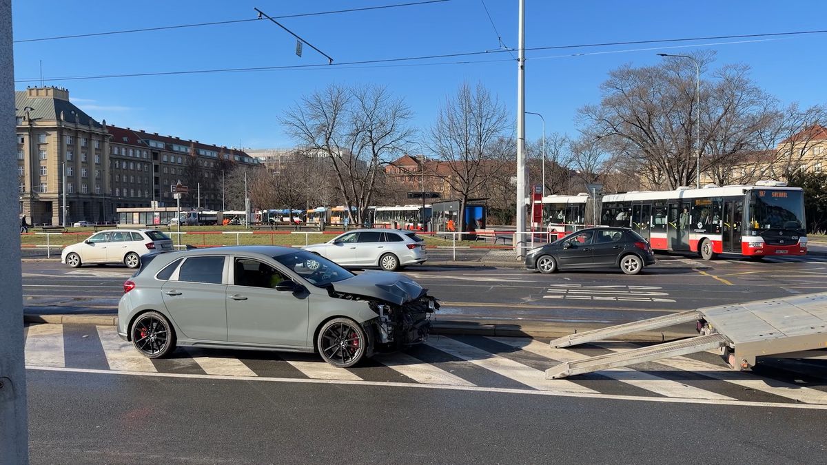 Nehodu auta s ministrem Klempířem zavinil jeho řidič, jel se zapnutými majáky