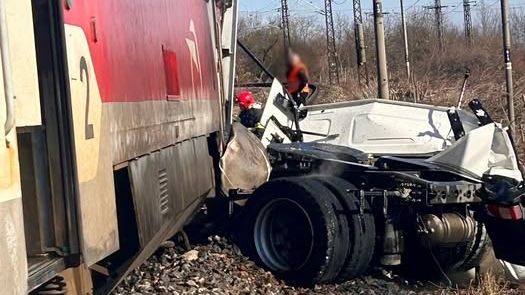 Do kamionu na Slovensku narazil vlak, řidič zemřel