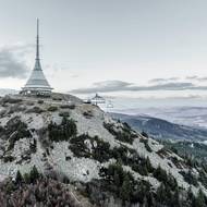 Celkový pohled na novou lanovou dráhu u Ještědu.