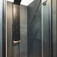 Koupelna v přízemí je vybavena bezbariérovým sprchovým koutem s podlahovým žlabem.