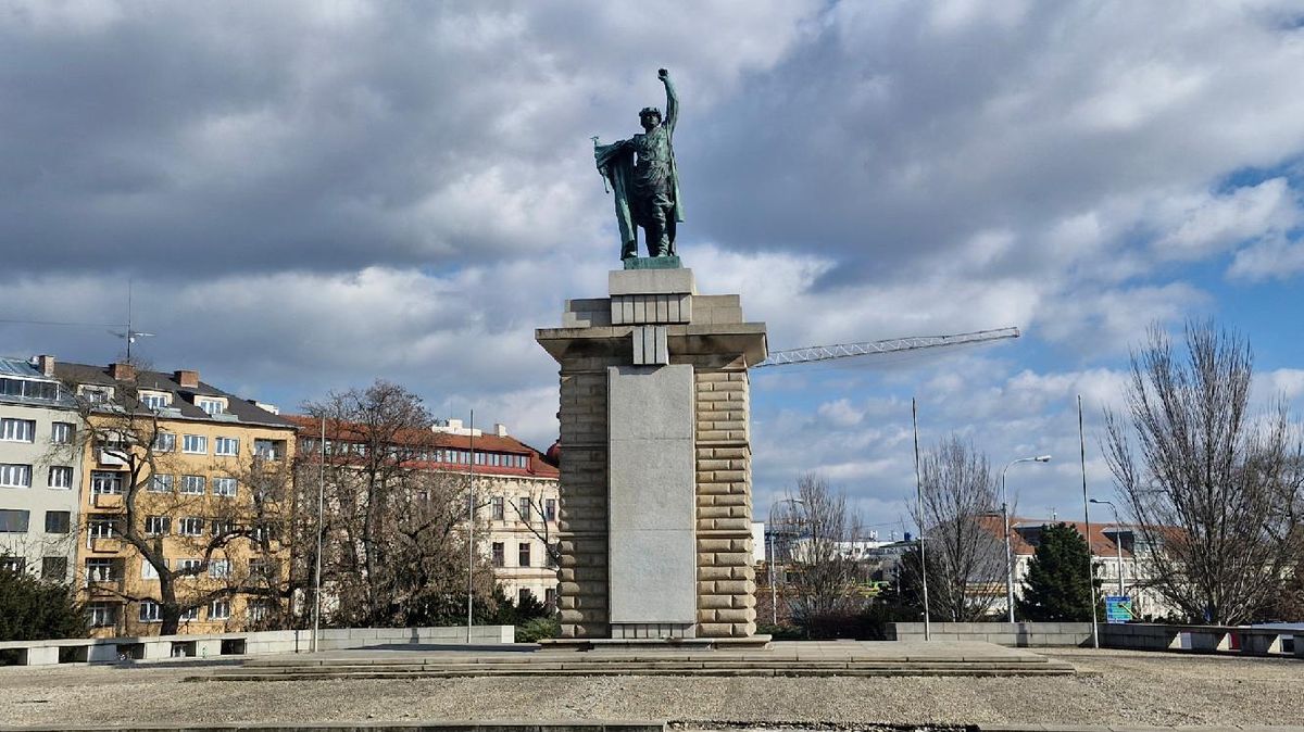 Nová koalice v Brně si vzala na mušku rudoarmějce. Sochu z Moravského náměstí chtějí odstranit