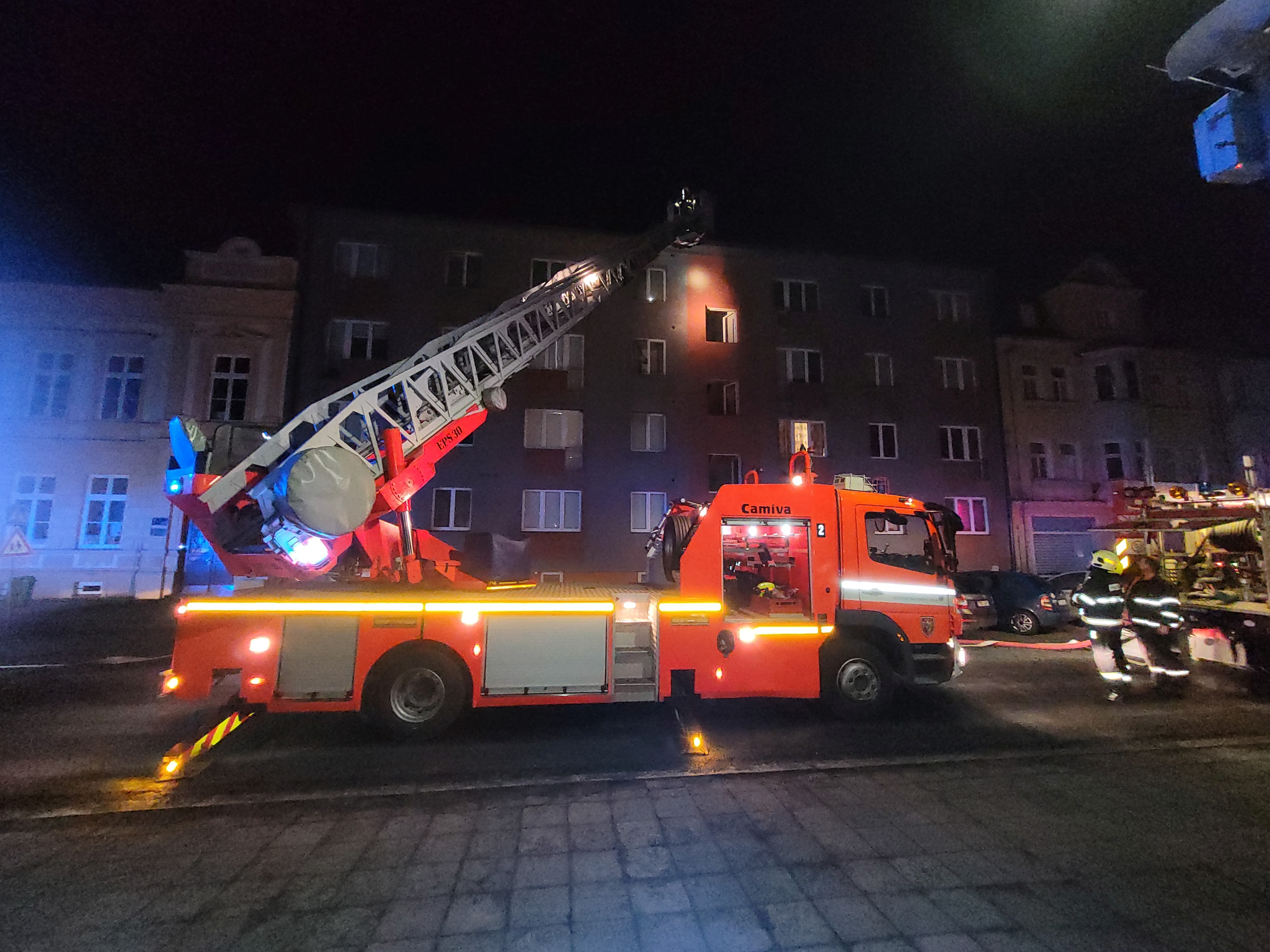 Na Opavsku hořelo ve čtyřpatrovém domě, hasiči museli evakuovat 21 lidí