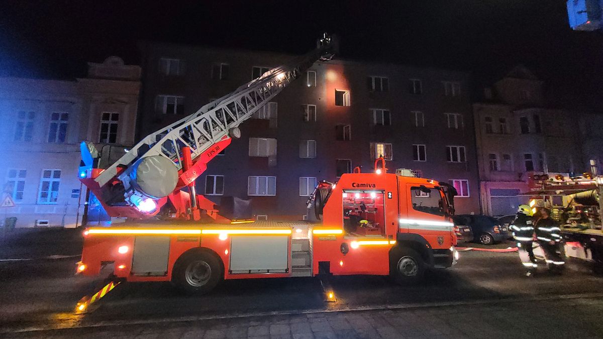 Na Opavsku hořelo ve čtyřpatrovém domě, hasiči museli evakuovat 21 lidí