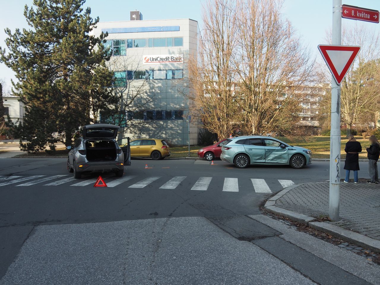 Střet na křižovatce v Šumperku. Zranění při nehodě utrpěla nezletilá