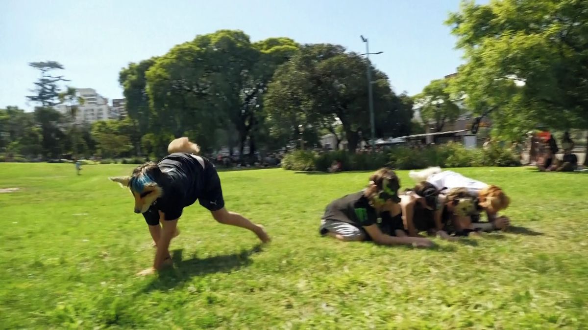 Nový trend v Argentině. Mladí se identifikují jako zvířata, šli se vyvenčit do parku