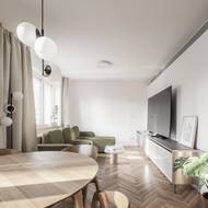 Interiér bytu je zařízený ve světlých barvách.