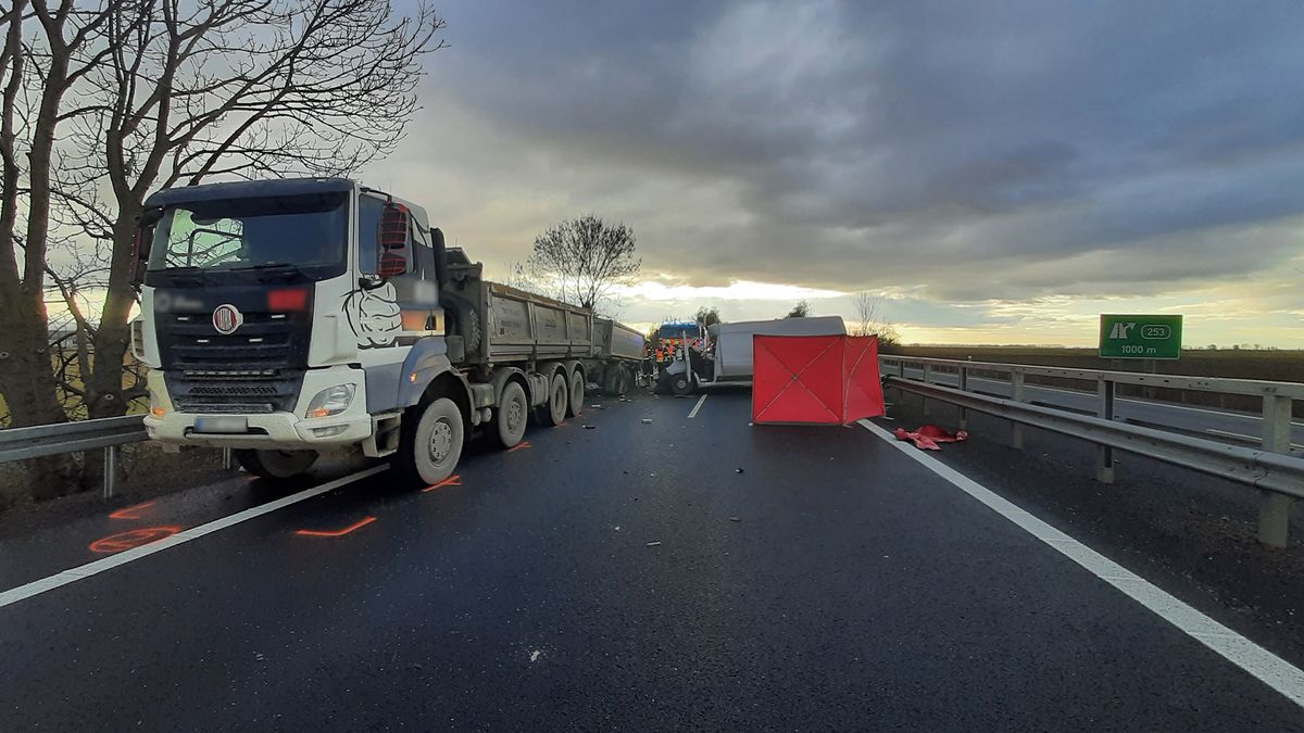 Tragický střet na dálnici D35. Nehodu nepřežil řidič dodávky