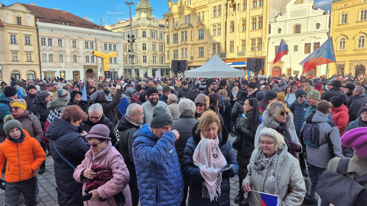 Lidé opět vyšli do ulic, aby podpořili prezidenta. Demonstrují na stovkách míst republiky