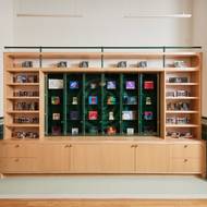 Nechybí prosklené vitríny určené na vystavování nejnovějších boxů.