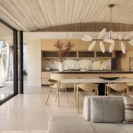 Kuchyň s jídelnou a obývací pokoj se nachází v jediném nadzemním patře přístavby.