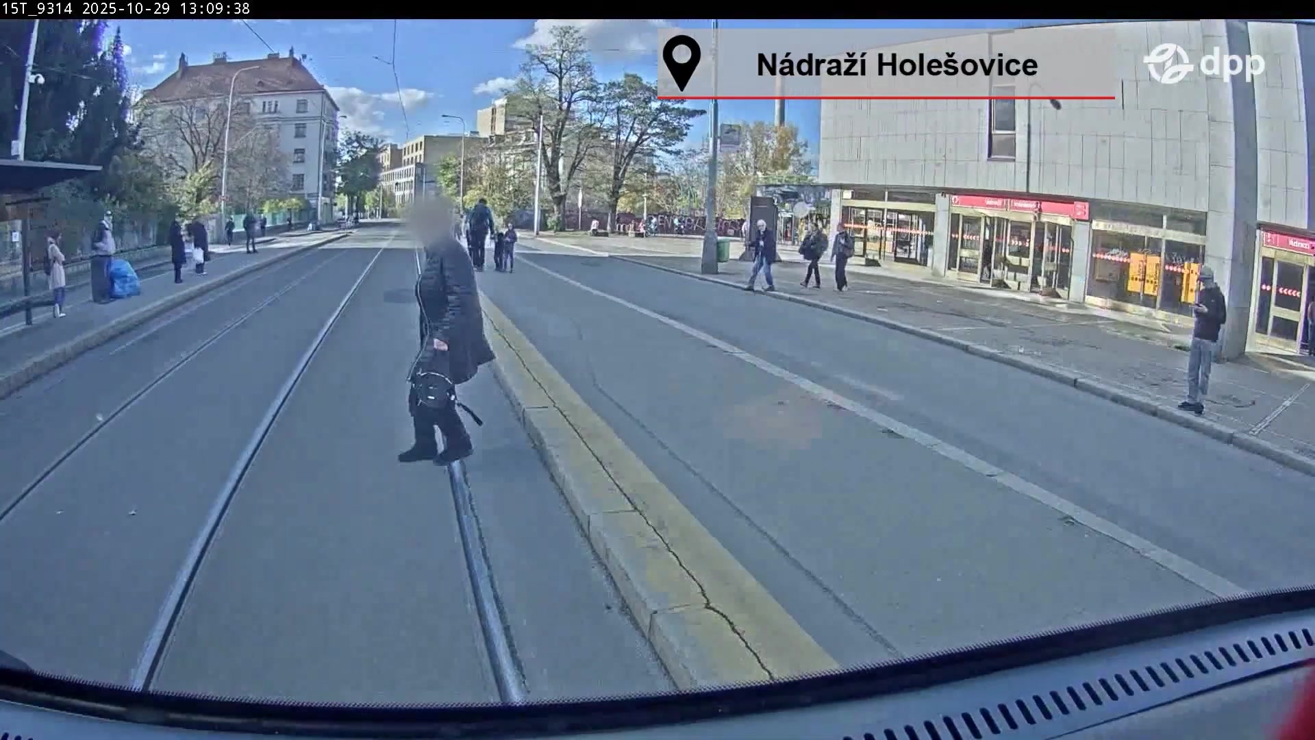 Matka s dětmi vběhla v Praze přímo před tramvaj. Dopravní podnik ukázal drastická videa ze střetů s chodci