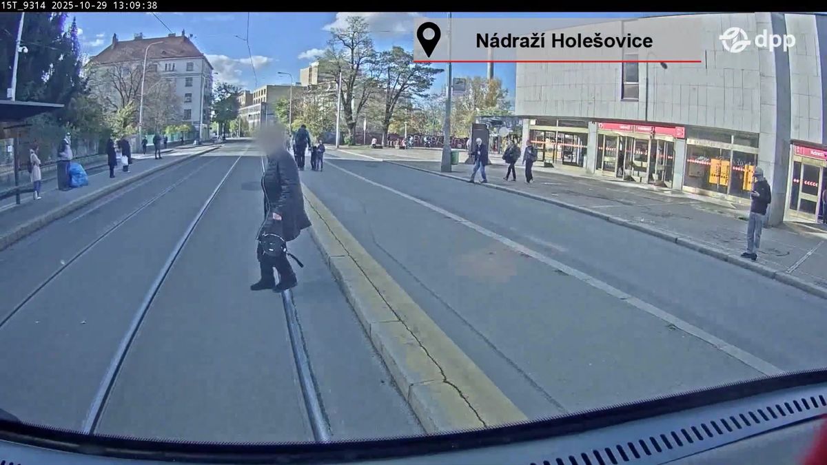 Matka s dětmi vběhla přímo před tramvaj. Dopravní podnik ukázal videa ze střetů s chodci