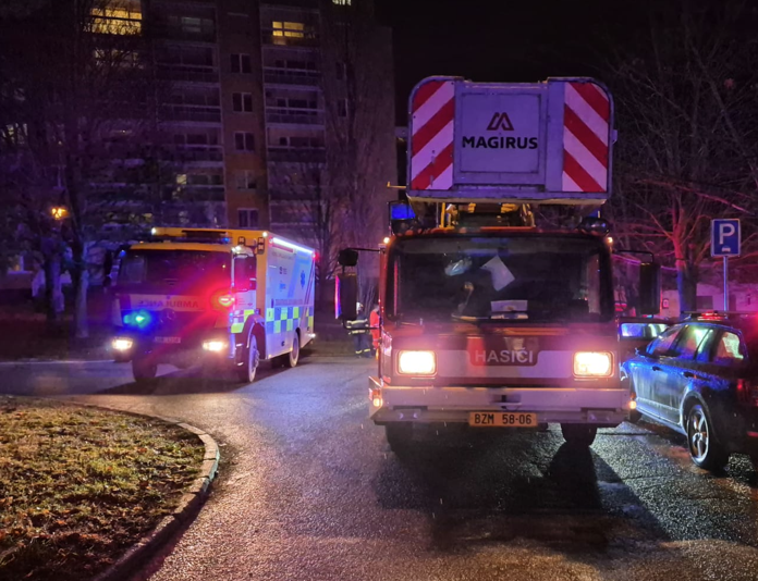 Hasiči vyváděli lidi v maskách. Při požáru bytu v Brně ošetřili záchranáři 13 osob
