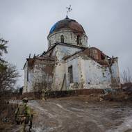 Zničené kostely, školy, školky, všudypřítomné bahno… Zkuste si na východě Ukrajiny věřit v lidstvo.