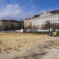 Prostranství před kostelem má nový povrch z velkoformátové dlažby. 