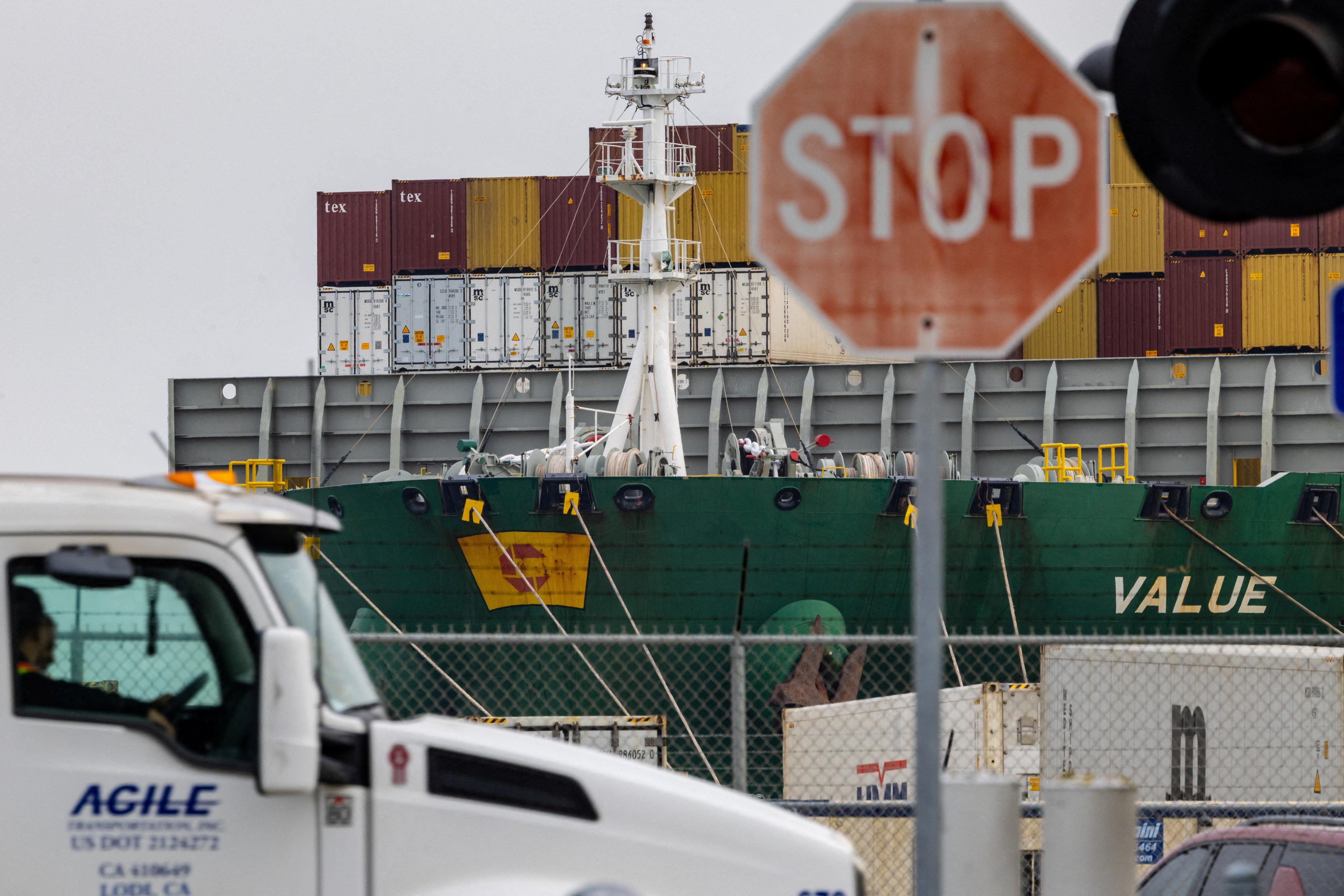 Trumpova cla obchodní deficit USA nevyřešila. Bilance se ještě zhoršila