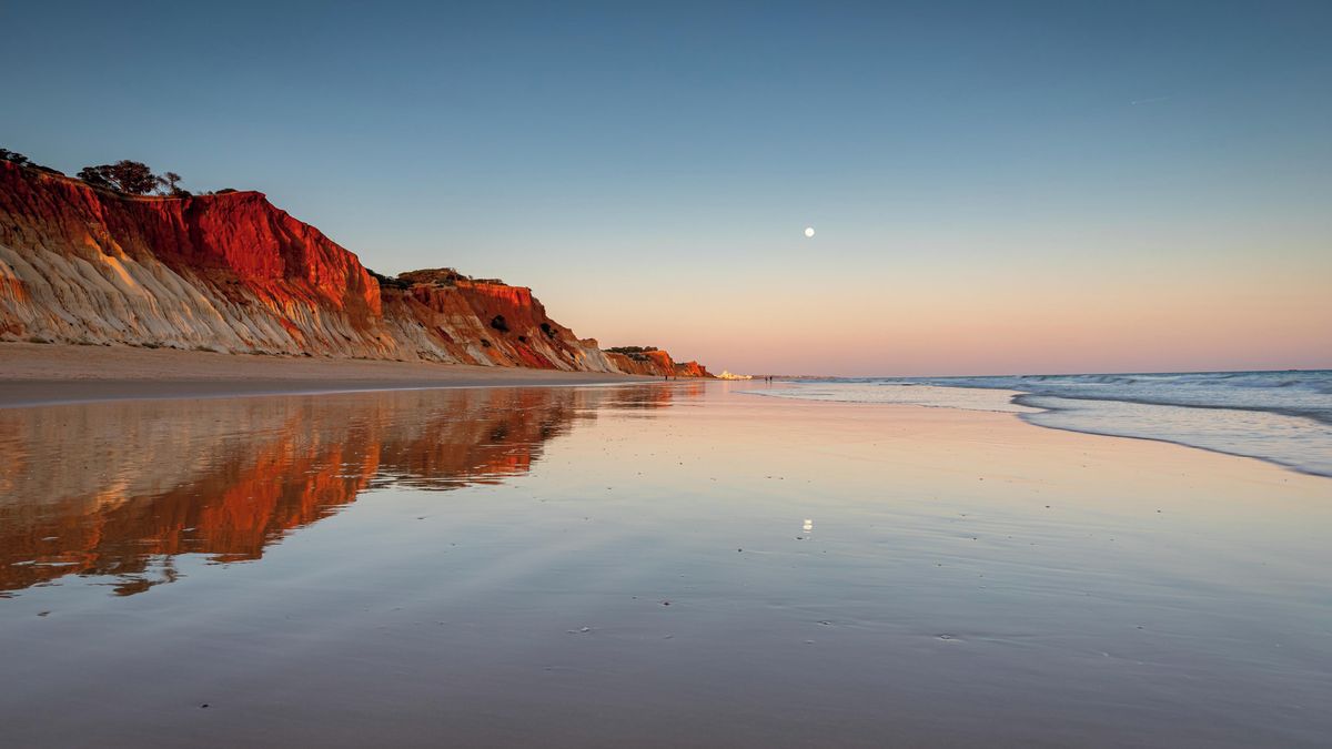 Jako Mars při západu slunce. Nejkrásnější evropskou pláží se pyšní Portugalsko