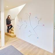 Věšák v hale má podobu větve.