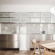 Kuchyň působí moderně a je prosvětlená.